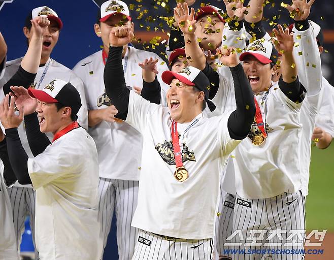 31일 대전 한화생명볼파크에서 열린 LG와 한화의 한국시리즈 5차전. LG가 4대1로 승리하며 시리즈 전적 4승 1패로 우승을 차지했다. MVP에 뽑힌 김현수가 환호하고 있다. 대전=정재근 기자 cjg@sportschosun.com/2025.10.31/