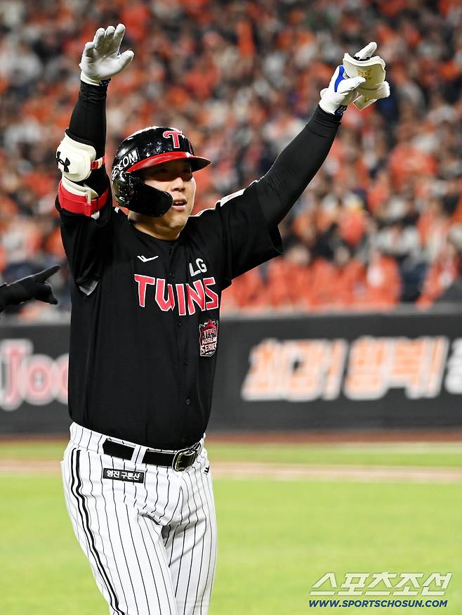 31일 대전 한화생명볼파크에서 열린 LG와 한화의 한국시리즈 5차전. 8회초 무사 1루 김현수가 류현진을 상대로 안타를 친 후 대주자 최원영과 교체되어 더그아웃으로 들어서고  있다. 대전=허상욱 기자wook@sportschosun.com/2025.10.31/