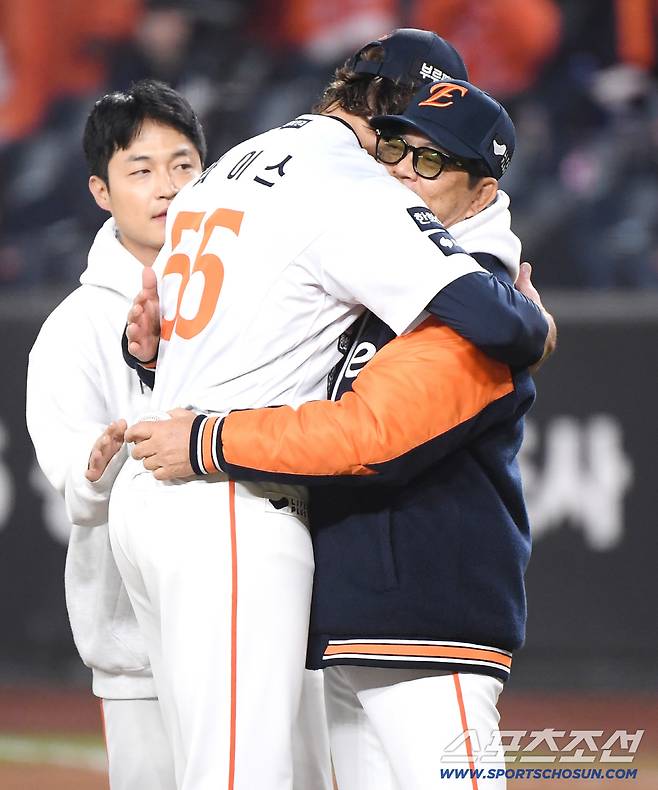 30일 대전 한화생명볼파크에서 열린 LG와 한화의 한국시리즈 4차전. 8회초 2사 후 신민재에게 안타를 허용한 와이스가 교체되며 양상문 코치와 포옹하고 있다. 대전=정재근 기자 cjg@sportschosun.com/2025.10.30/