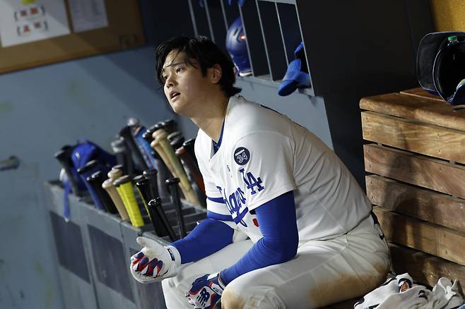 epa12489045 Los Angeles Dodgers Shohei Ohtani (L) reacts after a pitch by Toronto Blue Jays pitcher Shane Bieber as Toronto Blue Jays catcher Alejandro Kirk (R) looks on during the fifth inning of the MLB World Series game four between the Toronto Blue Jays and the Los Angeles Dodgers in Los Angeles, California, USA, 28 October 2025.  EPA/CAROLINE BREHMAN







<저작권자(c) 연합뉴스, 무단 전재-재배포, AI 학습 및 활용 금지>