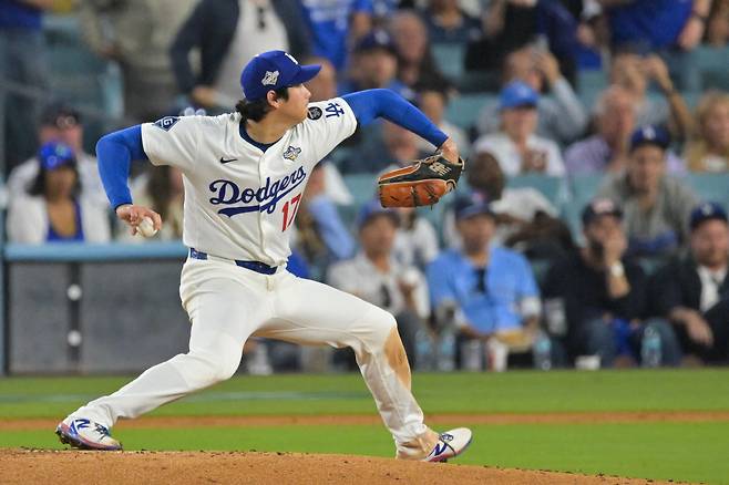 Oct 28, 2025; Los Angeles, California, USA; Los Angeles Dodgers two-way player Shohei Ohtani (17) pitches during the fifth inning against the Toronto Blue Jays during game four of the 2025 MLB World Series at Dodger Stadium. Mandatory Credit: Jayne Kamin-Oncea-Imagn Images







<저작권자(c) 연합뉴스, 무단 전재-재배포, AI 학습 및 활용 금지>