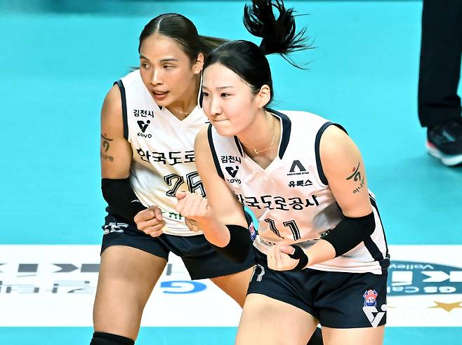 도로공사 타나차(왼쪽)와 김세빈. 사진제공=KOVO