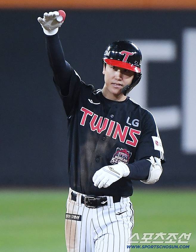 31일 대전 한화생명볼파크에서 열린 LG와 한화의 한국시리즈 5차전. 7회초 1사 구본혁이 2루타를 친 후 기뻐하고 있다. 대전=정재근 기자 cjg@sportschosun.com/2025.10.31/