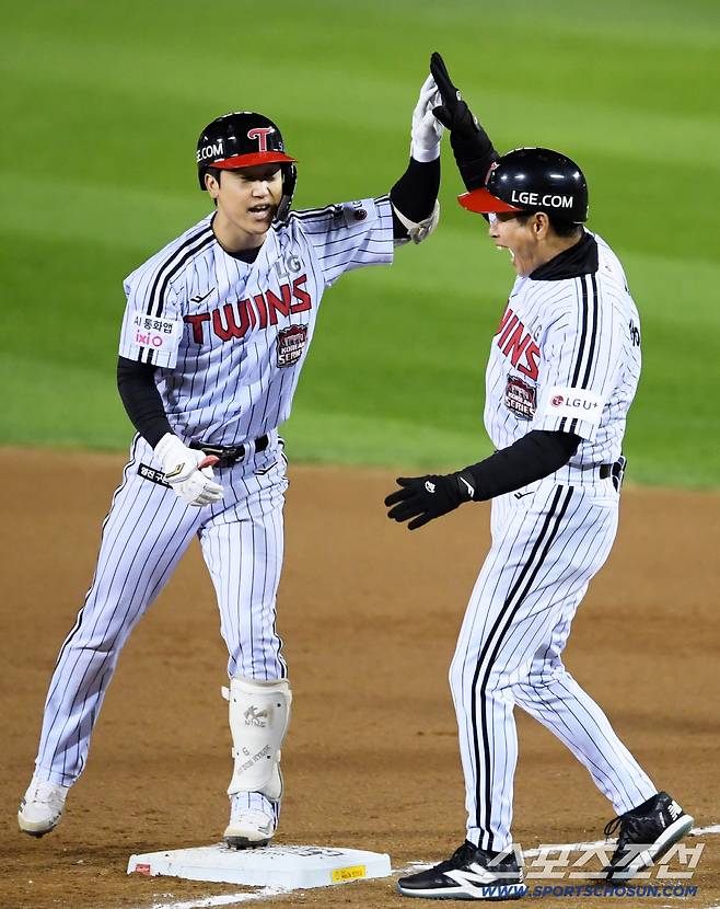 27일 잠실구장에서 열린 한국시리즈 2차전 LG 트윈스와 한화 이글스의 경기. 2회말 무사 2,3루 LG 구본혁이 적시타를 날린 뒤 환호하고 있다. 잠실=박재만 기자 pjm@sportschosun.com/2025.10.27/