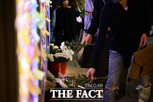 이태원 참사 3주기인 지난 29일 오후 서울 용산구 이태원동 '10·29 기억과 안전의 길'을 찾은 추모객들이 헌화하고 있다. /남윤호 기자