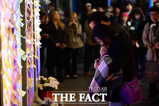 이태원 참사 3주기인 지난 10월29일 오후 서울 용산구 이태원동 '10·29 기억과 안전의 길'을 찾은 추모객들의 모습. /남윤호 기자