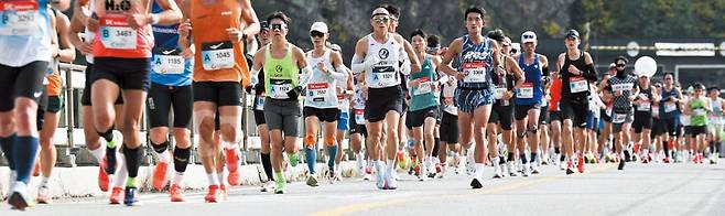 지난달 26일 열린 2025 춘천마라톤 풀코스 참가자들이 7.5km 지점 신연교를 힘차게 달리고 있다. /고운호 기자