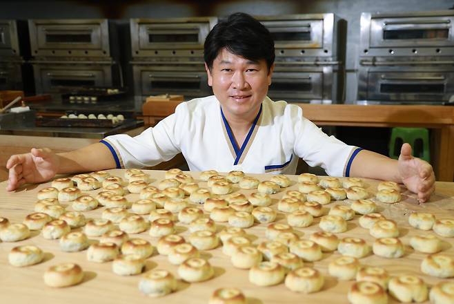 29일 오후 경북 경주에 위치한 조리실에서 본지와 인터뷰를 가진 최진환 대표가 갓 구워 나온 황남빵을 소개하고 있다. 최 대표는 조부에 이어 3대째 가업을 잇고 있다. /장련성 기자