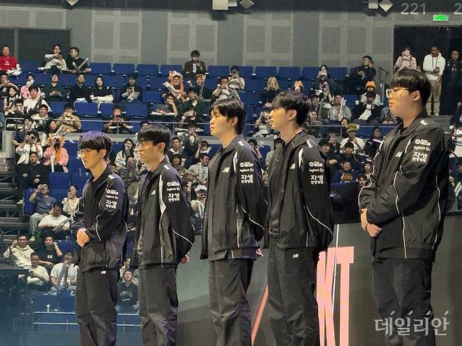 KT 롤스터 선수들이 1일 중국 상하이 메르세데스-벤츠 아레나에서 열린 2025 리그 오브 레전드 월드 챔피언십(롤드컵) 4강전에 젠지를 향해 서 있다. ⓒ데일리안 황지현 기자