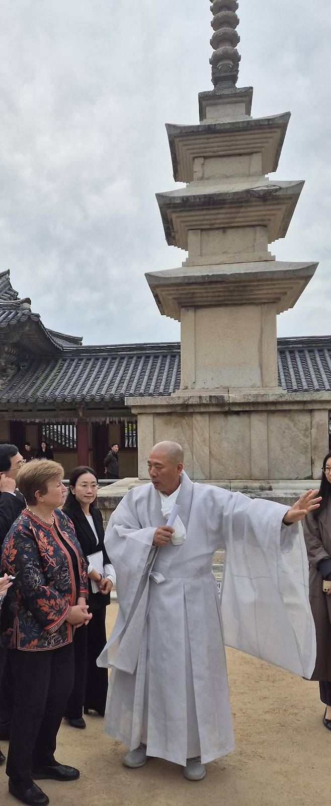 크리스탈리나 게오르기에바 국제통화기금(IMF) 총재가 지난달 30일 경북 경주시 불국사를 찾아 효신 스님의 안내로 석가탑과 다보탑을 둘러보고 있다. 경북도 제공