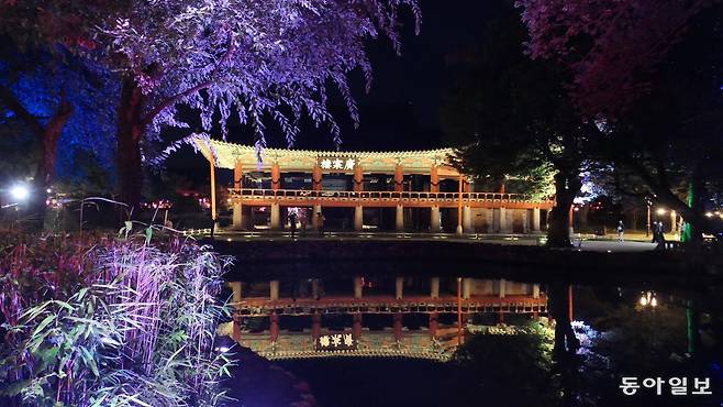 전북 남원 광한루원에 밤이 깊었다. 하늘의 달이 지상에 투영된 공간에서 광한루가 자신을 내려다본다. 연못에 달도, 나도 떠 있다.