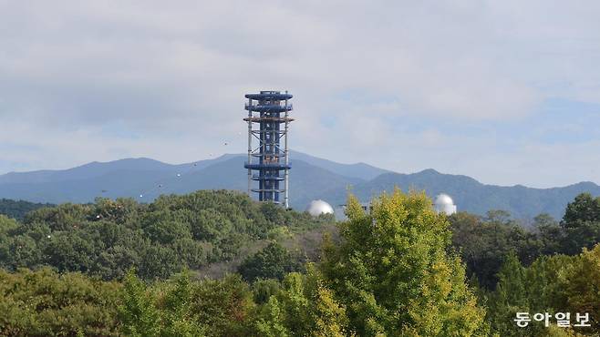 광한루원 남쪽 승월대 저 멀리 남원항공우주천문대 돔과 집라인을 타던 춘향타워가 보인다.