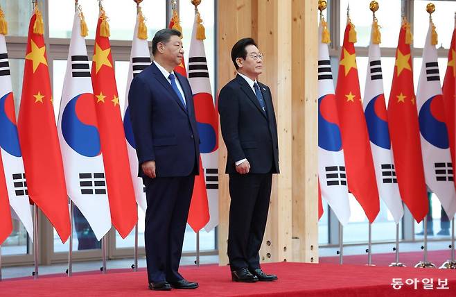 이재명 대통령과 국빈 방한한 시진핑 중국 국가주석이 1일 경북 경주 국립경주박물관에서 열린 공식환영식에서 참석해 있다. 경주=송은석 기자 silverstone@donga.com