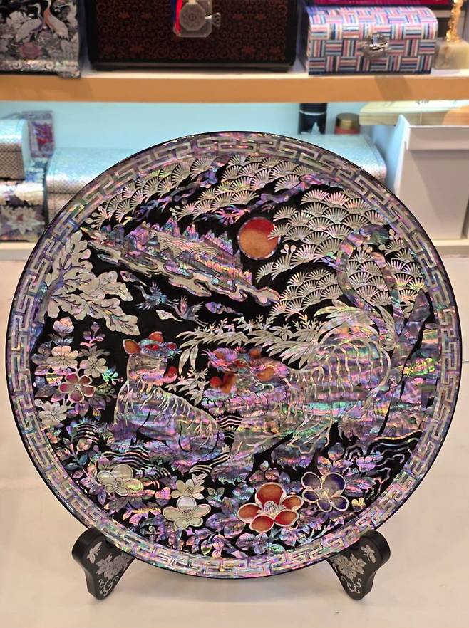 대통령실이 1일 한중 정상회담에서 시진핑 주석에게 ‘최고급 본비자 바둑판 및 조각 받침대 세트’와 ‘고급 나전칠기 자개원형쟁반’을 선물했다고 대통령실이 밝혔다. (사진=대통령실 제공) 2025.11.01