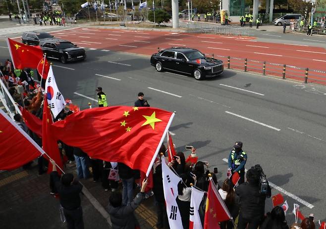 시진핑 중국 국가주석이 탑승한 훙치 N701이 30일 부산 강서구 김해국제공항에서 미중 정상회담을 마치고 아시아태평양경제협력체(APEC) 정상회의에 참석하기 위해 경북 경주로 이동하고 있다. 뉴스1
