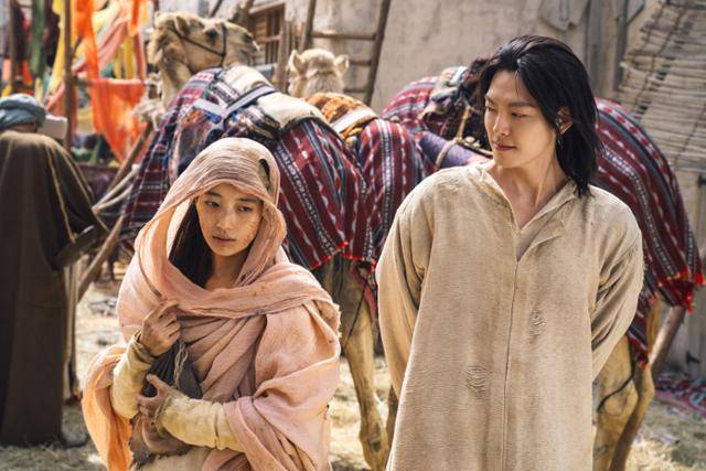 드라마 '다 이루어질지니' 속 기가영(수지, 왼쪽)과 그의 지니(김우빈). 넷플릭스 제공