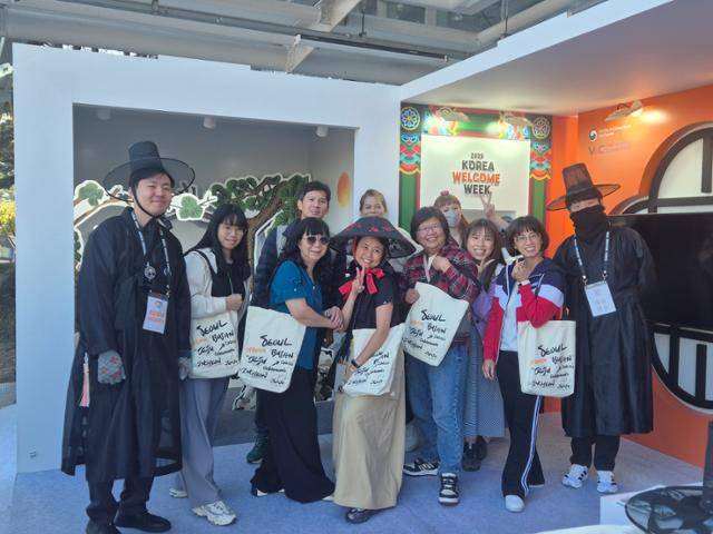 대만 관광객들이 1일 경주역 입구에 설치된 코리아 웰컴 위크(KOREA WELCOME WEEK) 부스에서 케데헌 저승사자 복장을 한 안내원들과 기념 사진을 촬영하고 있다. 경주=김재현 기자