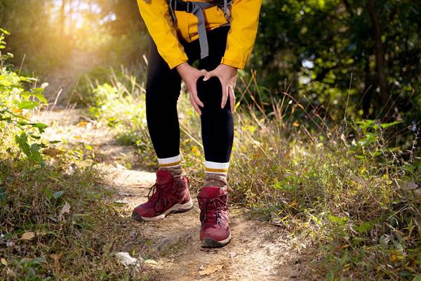 관절 건강을 지키려면 산에 올라갈 때보다 내려올 때 특히 주의해야 한다./사진=클립아트코리아