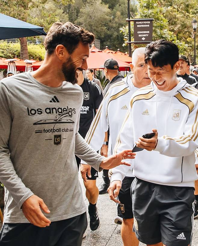 LAFC SNS에 게시된 대화 중인 요리스(왼쪽)와 손흥민의 모습. 사진=LAFC SNS