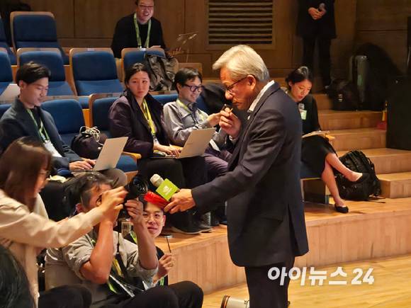젠슨 황 엔비디아 CEO가 31일 경북 경주예술의전당에서 열린 '엔비디아 프레스 컨퍼런스'에서 기자들에게 빼빼로를 나눠주고 있다. [사진=최란 기자]