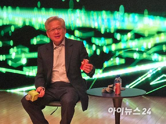 젠슨 황 엔비디아 CEO가 31일 경북 경주예술의전당에서 열린 '엔비디아 프레스 컨퍼런스'에서 콜라를 마시고 있다. [사진=최란 기자]