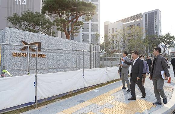 박승원 시장이 지난달 31일 '제64회 생생소통현장'으로 광명시 철산10·11단지 재건축 현장을 찾아 진행 상황을 살피고 있다. [사진=광명시]