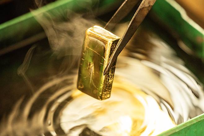 크고 작은 금을 녹여 탄생한 순도 99.99% 골드바. 전민규 기자