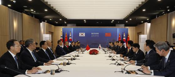 이재명 대통령과 시진핑 중국 국가주석이 1일 경북 경주 국립경주박물관에서 한중 정상회담을 하고 있다. [대통령실사진기자단]