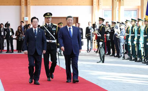 이재명 대통령이 1일 경북 경주 국립경주박물관에서 열린 공식환영식에서 국빈 방한한 시진핑 중국 국가주석과 의장대 사열을 하고 있다. [대통령실사진기자단]