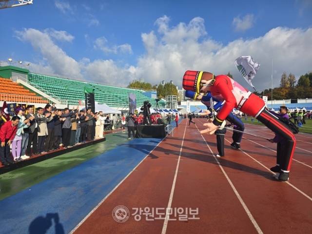 ▲ 판부면 선수단은 1일 원주종합운동장에서 열린 2025 원주시민체육대회에 대형 아파타 인형과 함께 입장해 눈길을 끌었다.