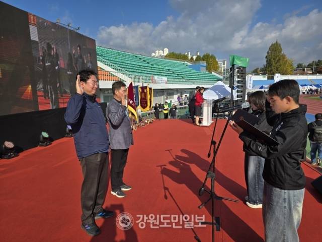 ▲ 2025 원주시민체육대회가 1일 원주종합운동장에서 열린 가운데 문막읍 배준빈 선수, 학성동 이아라 선수가 원강수 시장과 정동기 체육회장에게 대회 선서를 했다.