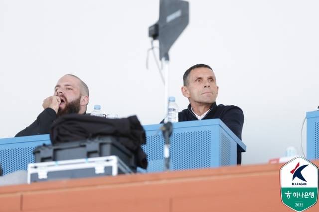 ▲ 전북현대 거스 포옛 감독이 1일 강릉하이원아레나에서 열린 강원FC와 하나은행 K리그1 2025 35라운드 맞대결을 관계자석에서 지켜보고 있다. 한국프로축구연맹 제공