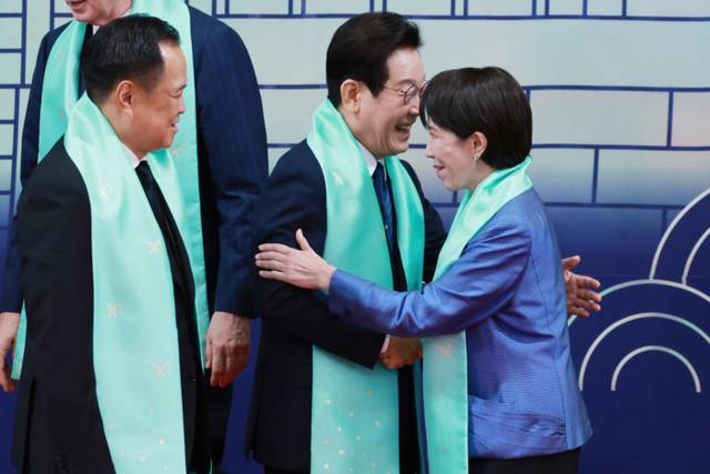 ▲ 이재명 대통령이 1일 경주화백컨벤션센터(HICO)에서 열린 2025 아시아태평양경제협력체(APEC) 정상회의 기념촬영에서 다카이치 사나에 일본 총리와 인사하고 있다.  2025.11.1 연합뉴스