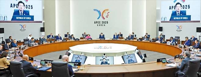 < 정상회의 주재하는 李대통령 > 이재명 대통령이 31일 경주화백컨벤션센터에서 열린 아시아태평양경제협력체(APEC) 정상회의 제1세션을 주재하고 있다. 21개국 정상 및 대표단과 자리를 함께한 이 대통령은 “협력과 연대만이 해답”이라고 말했다.  /APEC 2025 KOREA 제공