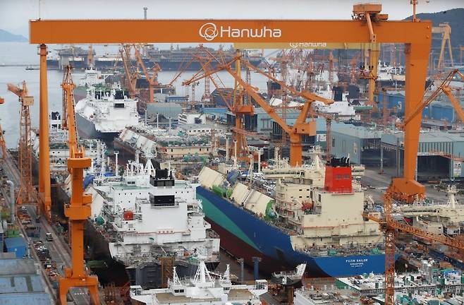 도널드 트럼프 미국 대통령이 한국의 핵 추진 잠수함 건조를 승인한 10월 30일 경남 거제시 한화오션 거제사업장에 대형 크레인과 건조 중인 선박이 보이고 있다. /사진=뉴스1