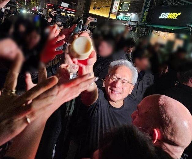 시민들에게 빙그레 바나나맛 우유를 나눠주는 젠슨 황 엔비디아 CEO의 모습 /사진=SNS 캡처