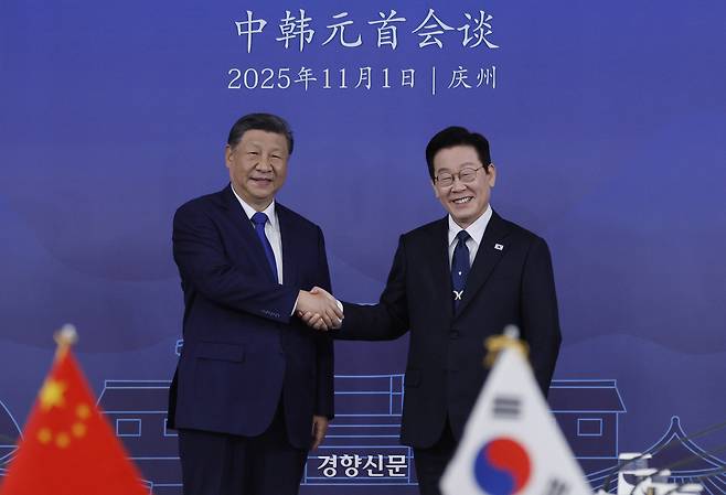 이재명 대통령과 시진핑 중국 국가주석이 1일 경북 경주 국립경주박물관에서 열린 한중 정상회담에서 기념 촬영을 하고 있다. 2025.11.1. 김창길 기자