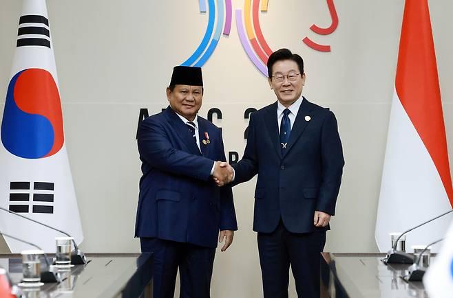 South Korean President Lee Jae-myung and Indonesian Prabowo Subianto shake hands ahead of their bilateral summit at the APEC Summit in Gyeongju, North Gyeongsang Province, Saturday. (Yonhap)