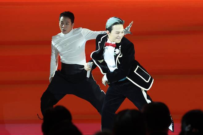 K-pop megastar G-Dragon, right, performs at the APEC summit gala dinner at the Lahan Select hotel in Gyeongju, North Gyeongsang, on Oct. 31. [YONHAP]