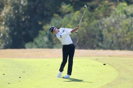 세컨샷 날리는 옥태훈. 사진[연합뉴스]