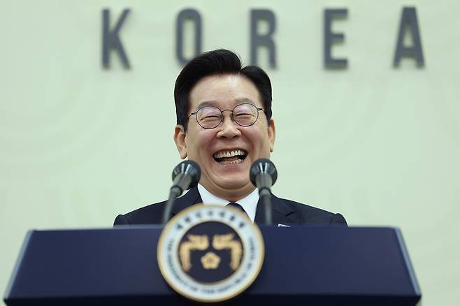 이재명 대통령이 1일 오후 경주 보문단지 내에 마련된 국제미디어센터(IMC)에서 기자회견을 열고 2025년 아시아태평양경제협력체(APEC) 정상 공동선언인 ‘경주선언’이 채택됐다고 발표했다. 이 대통령이 취재진  질의에 답변하며 웃고 있다. 사진=연합뉴스