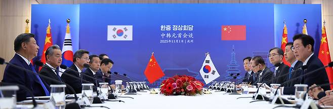 이재명 대통령과 시진핑 중국 국가주석이 1일 경북 국립경주박물관에서 한중 정상회담을 하고 있다. [연합뉴스]