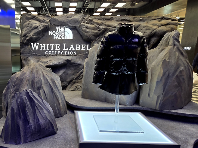 노스페이스 화이트라벨은 ‘엘라 눕시 다운 재킷’ 출시를 기념해 더현대서울에서 12일까지 팝업스토어를 운영한다 [김혜진 기자]