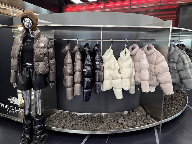 노스페이스 화이트라벨은 ‘엘라 눕시 다운 재킷’ 출시를 기념해 더현대서울에서 12일까지 팝업스토어를 운영한다 [김혜진 기자]