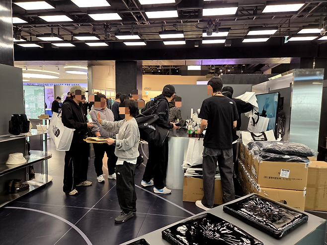 노스페이스 화이트라벨은 ‘엘라 눕시 다운 재킷’ 출시를 기념해 더현대서울에서 12일까지 팝업스토어를 운영한다 [김혜진 기자]