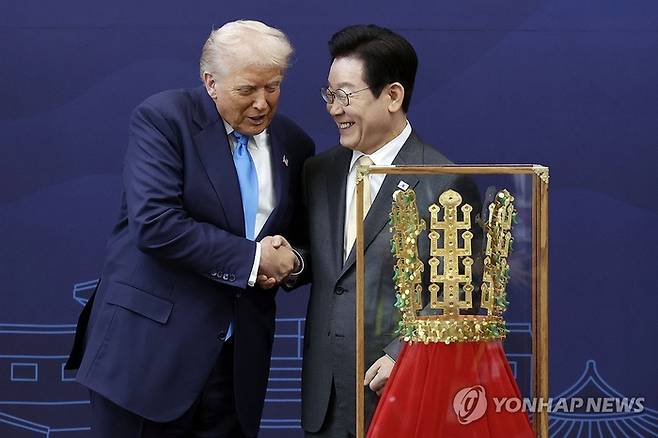 이재명 대통령과 악수하는 트럼프 대통령. [사진출처 = 연합뉴스]