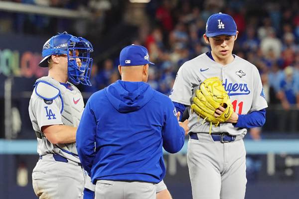 8회 마운드에 오른 사사키는 9회 무사 2, 3루에서 강판됐다. 사진= The Canadian Press via AP= 연합뉴스 제공