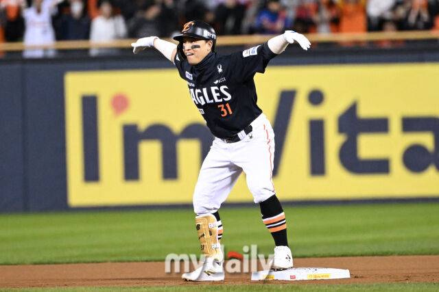 27일 서울 잠실야구장에서 열린 2025 신한 SOL 뱅크 KBO 한국시리즈 2차전' 한화 이글스와 LG 트윈스 경기. 한화 손아섭 1회초 2사에 2루타를 친 후 기뻐하고 있다./대전 = 한혁승 기자