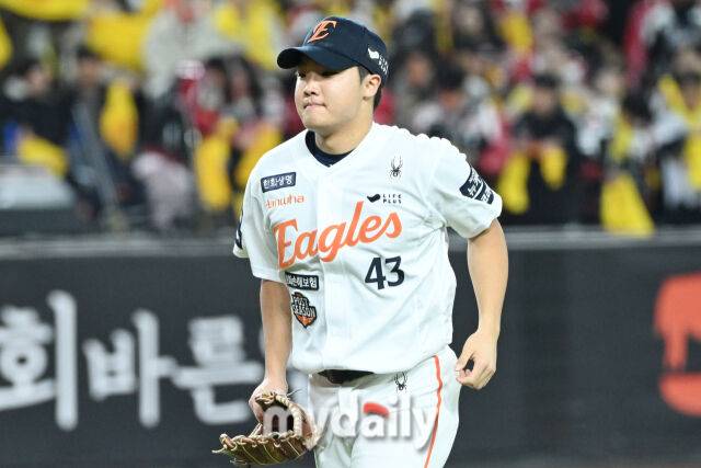 31일 대전 한화생명 볼파크 야구장에서 열린 '2025 신한 SOL 뱅크 KBO 한국시리즈 5차전' LG 트윈스와 한화 이글스 경기. 한화 정우주가 4회초 무사 1루에 교체되 더그아웃으로 향하고 있다./대전 = 한혁승 기자