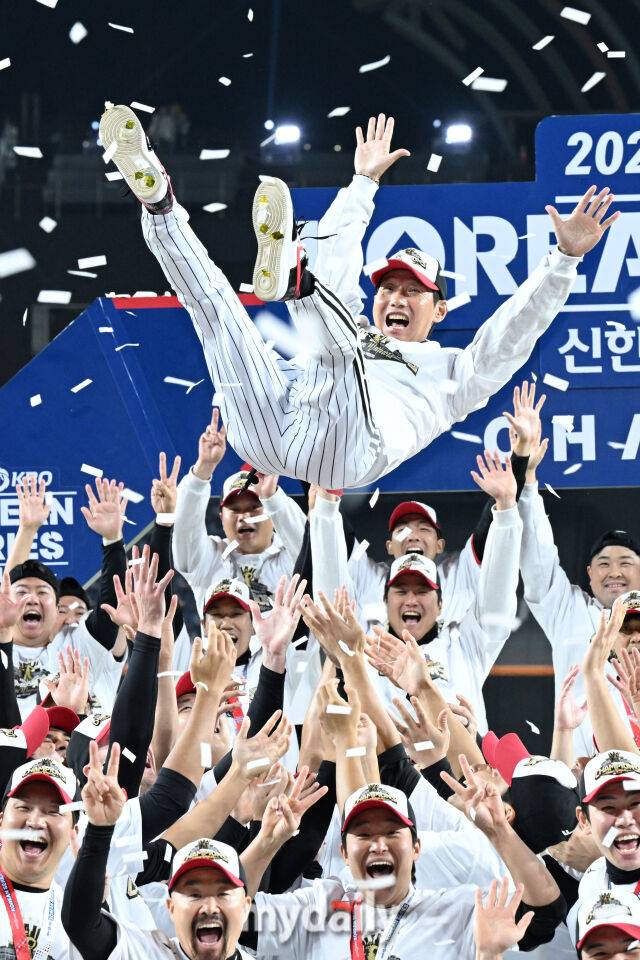 31일 대전 한화생명 볼파크 야구장에서 열린 LG 트윈스의 '2025 신한 SOL 뱅크 KBO 한국시리즈 우승 시상식. 염경엽 감독이 선수들에게 헹가래를 받고 있다./대전=한혁승 기자 hanfoto@mydaily.co.kr, 대전=곽경훈 기자 kphoto@mydaily.co.kr